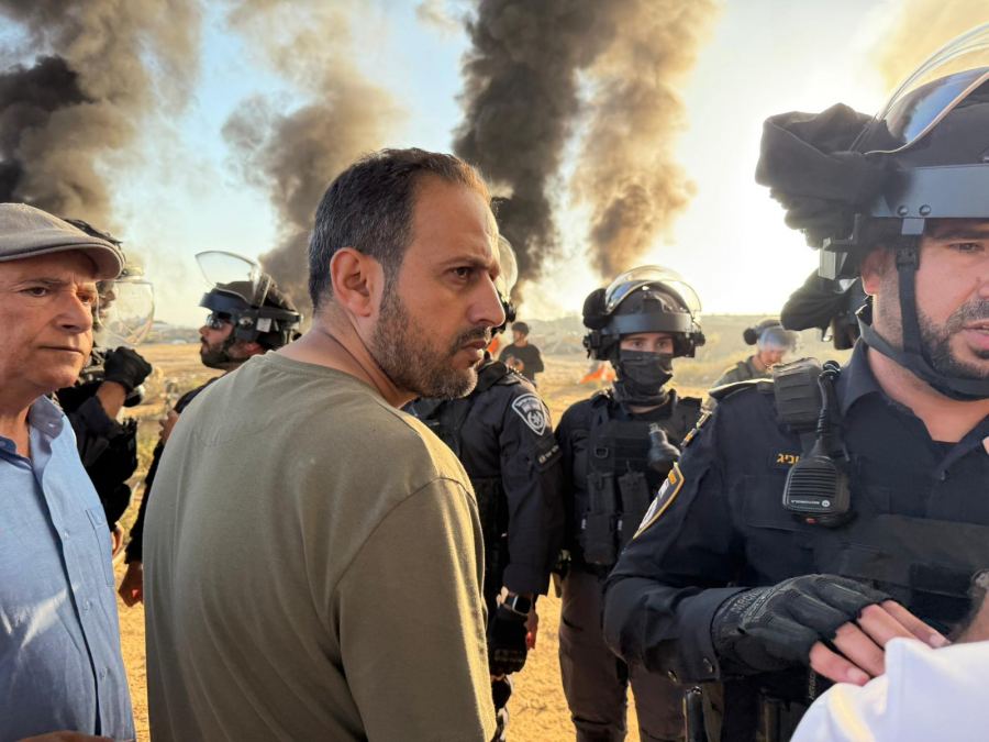 شاهد : مواجهات خلال هدم عشرات المنازل في قرية السر بالنقب